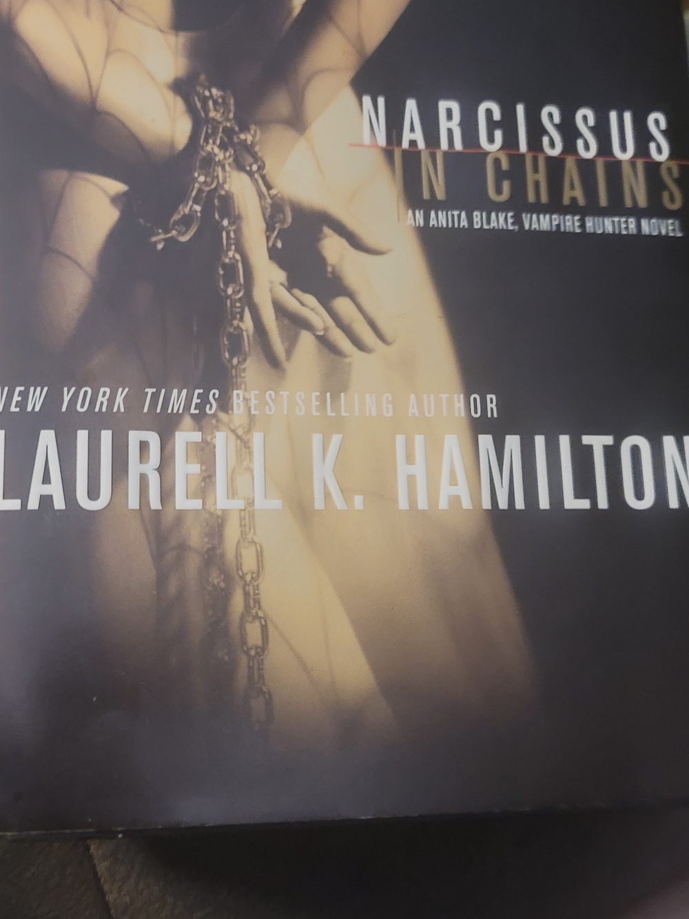 Narcissus in Chains by Laurell K. Hamilton - Black & Gold Cover